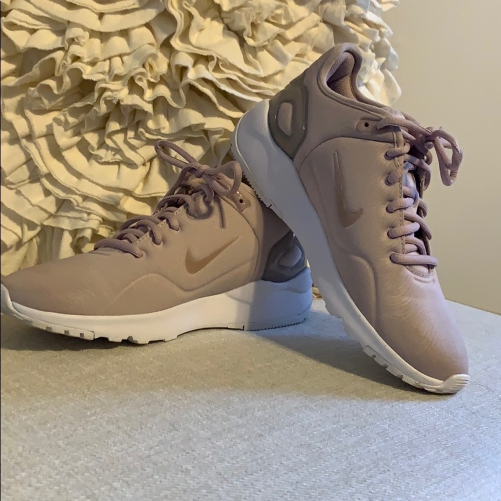 Nike women’s LD Runner LW